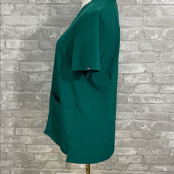 ADAR Addition Green V-Neck Short Sleeve Scrubs Top - Picture 4 of 7
